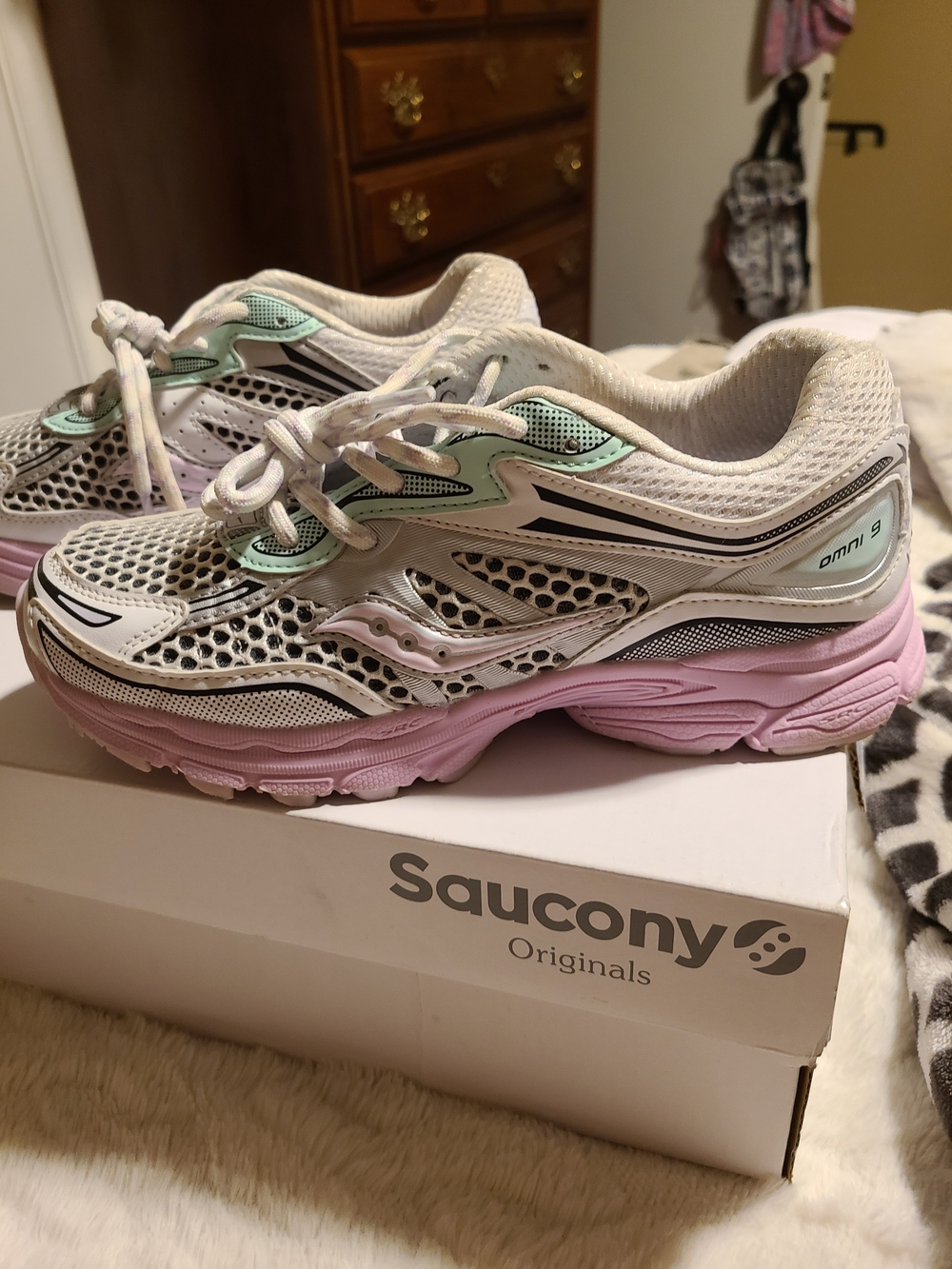 Saucony Womens White Mint Pink Omni 9 Sneakers